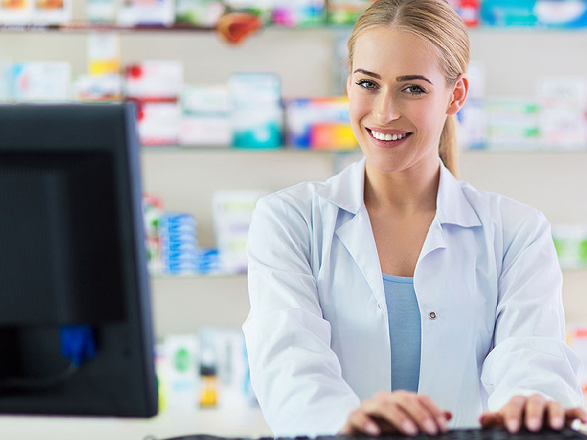 Person an einem Apotheken-Counter -  Dr. B. Scheffler Markenimage